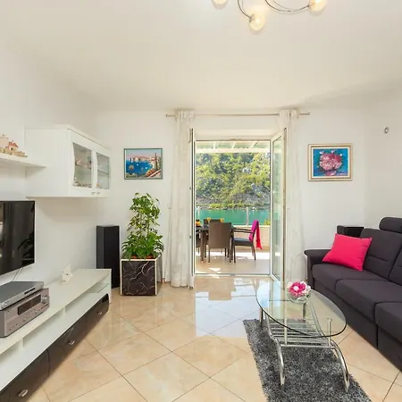 Hedera Estate, Hedera A24