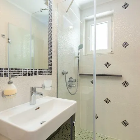 Hedera Estate, Hedera A24 *