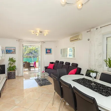 Hedera Estate, Hedera A24 * Mokošica