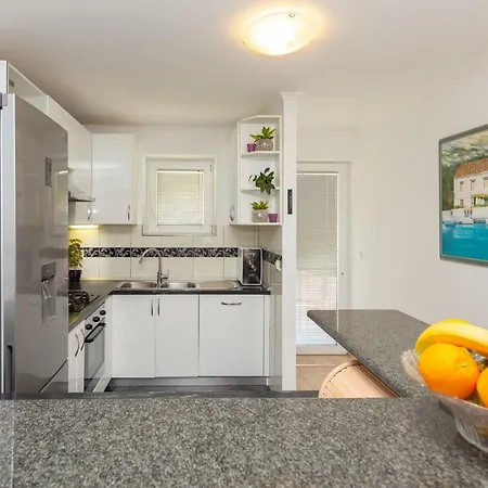 Hedera Estate, Hedera A24