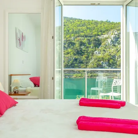 Hedera Estate, Hedera A24