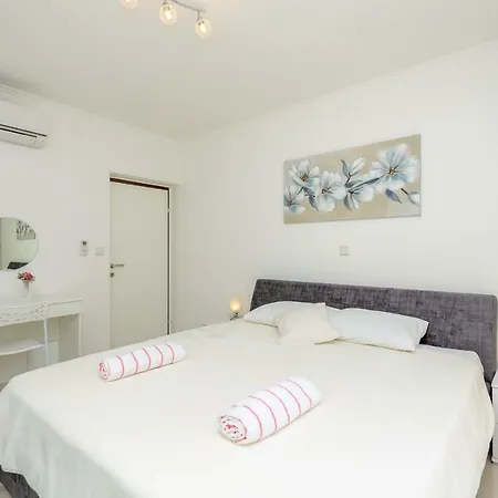 Hedera Estate, Hedera A24