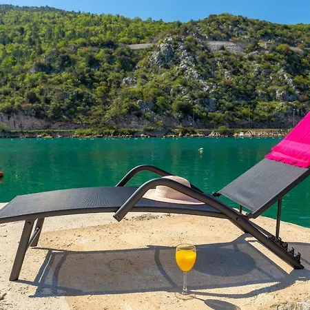 Hedera Estate, Hedera A24 *